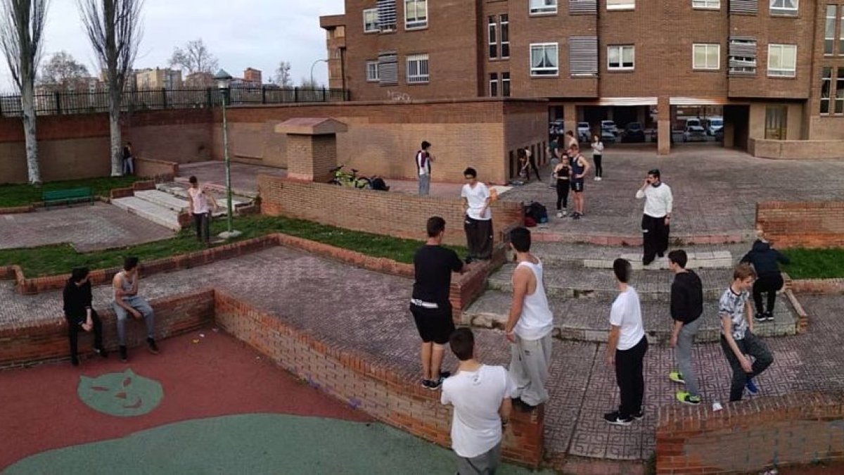 Un grupo de jóvenes practica parkour en un parque de Burgos. PARKOUR BURGOS