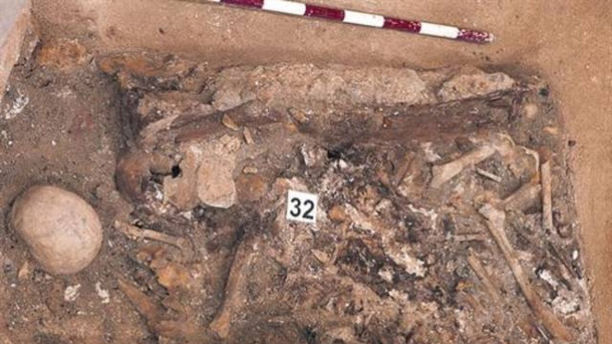 Los huesos atribuidos a Cervantes están con los de otros 16 cadáveres.-Foto: AP/ DANIEL OCHOA