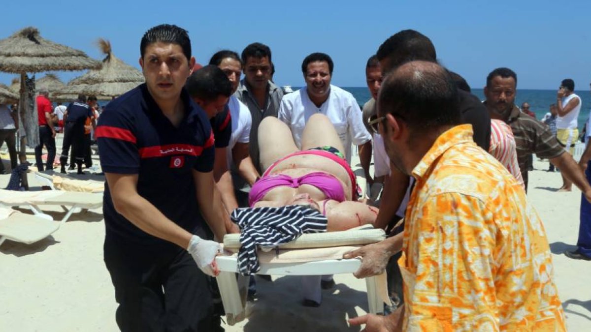 Una mujer herida es evacuada en una camilla, ayer, en la playa de Susa.-Foto:   FETHI BELAID / AFP