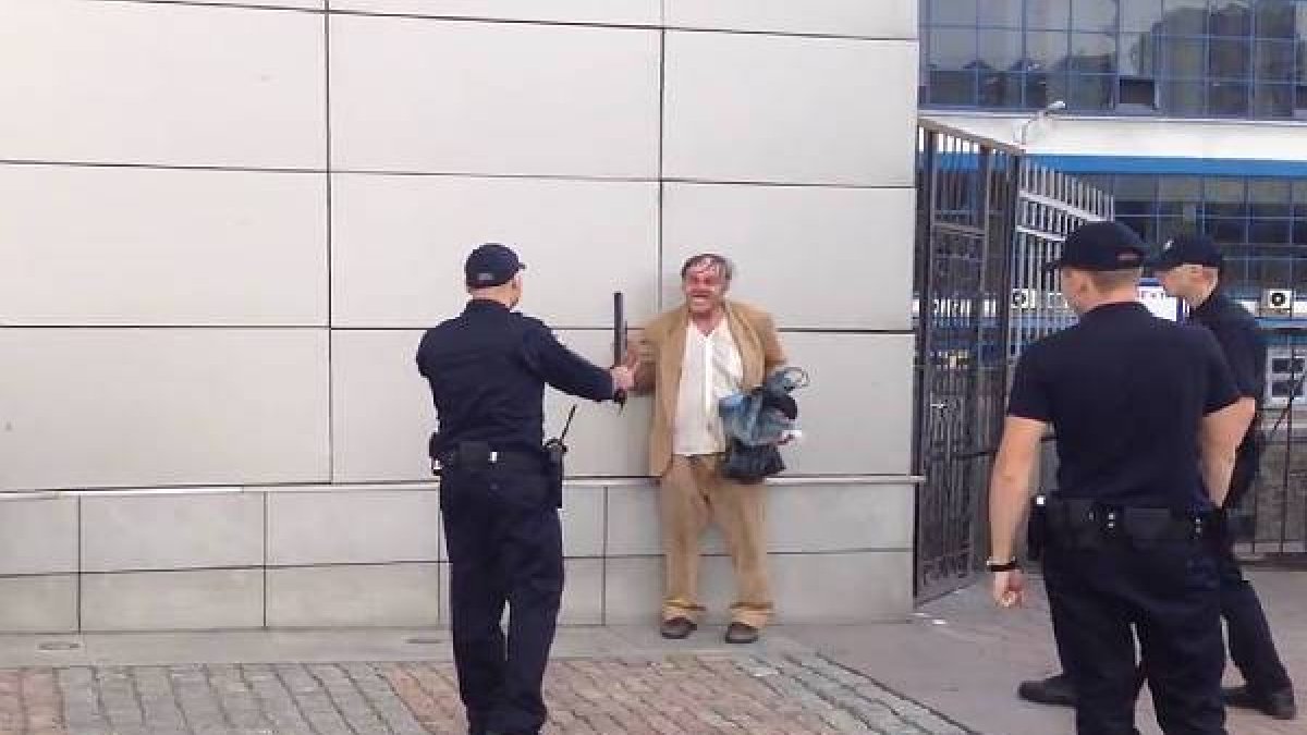 La policía de Kíev agrede brutalmente a un indigente en el centro de la ciudad.-Foto: YOUTUBE