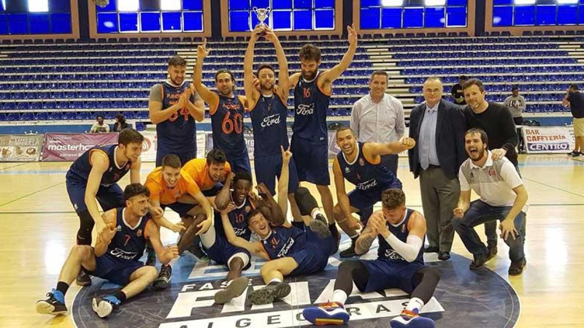 Los jugadores y cuerpo técnico del UBUTizona celebran el ascenso logrado ayer en el pabellón Juan Carlos Mateo de Algeciras.-ECB