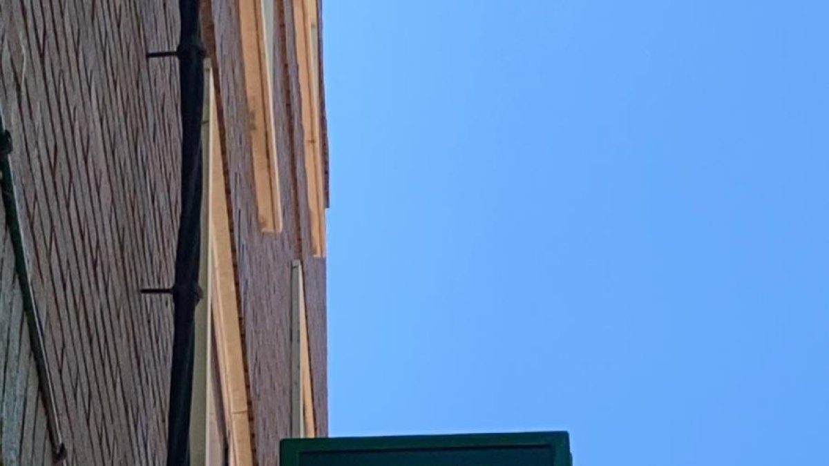 Se cayó de de una escalera cuando estaba limpiando el cristal de una farmacia ubicada en el barrio de la Estación.