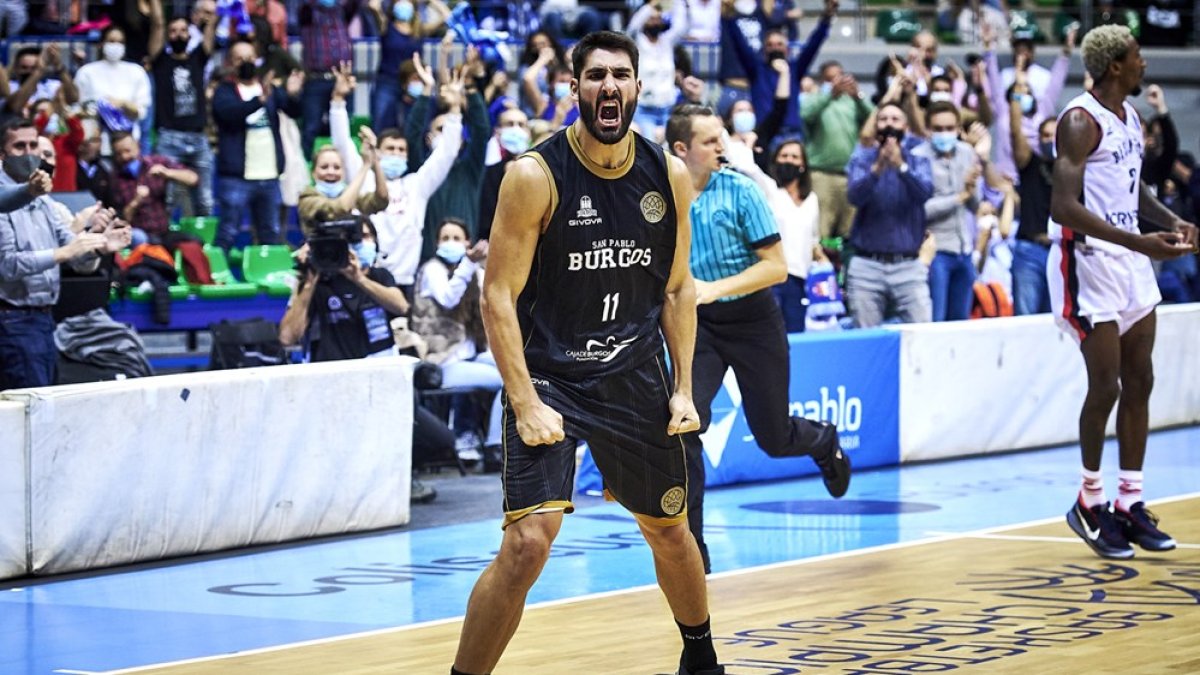 Dani Díez celebra una canasta en el estreno europeo frente al Besiktas. B. B  HOJAS / SPB