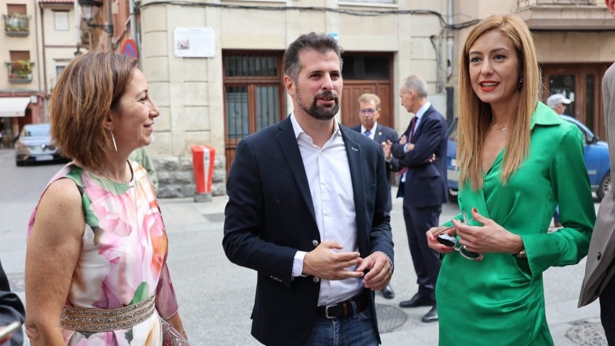 Tudanca con la diputada Mar Arnáiz y la alcaldesa de Miranda, Aitana Hernando. PSOE BURGOS