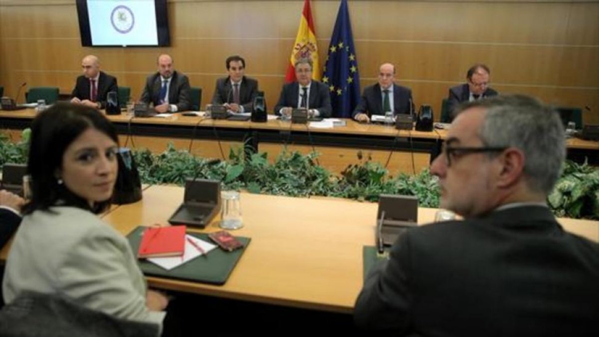 Adriana Lastra (PSOE) y Miguel Gutiérrez (Ciudadanos), ayer en la reunión con el ministro Zoido (centro).-JOSE LUIS ROCA