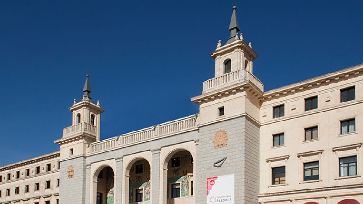 La sede de la Universidad Isabel I en la calle Fernán González de Burgos. / ISRAEL L. MURILLO