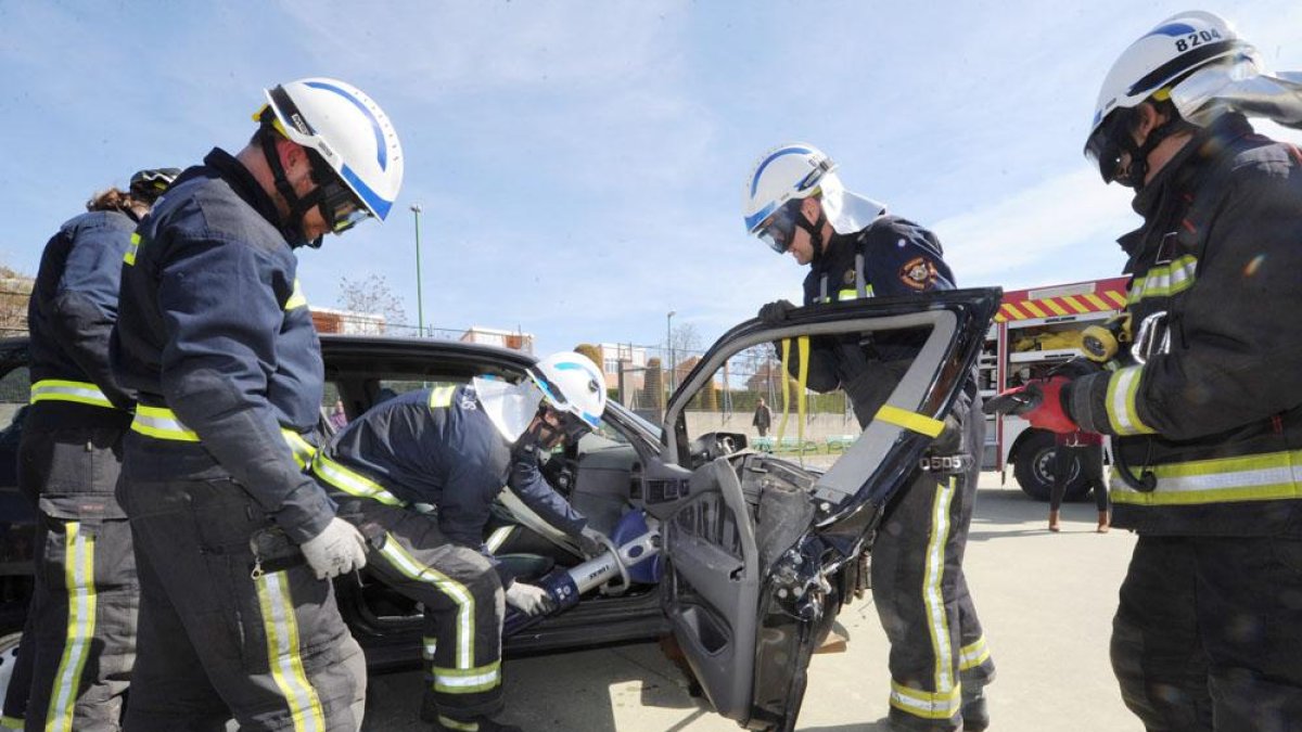 Imagen de los bomberos durante un simulacro.-ISRAEL L. MURILLO