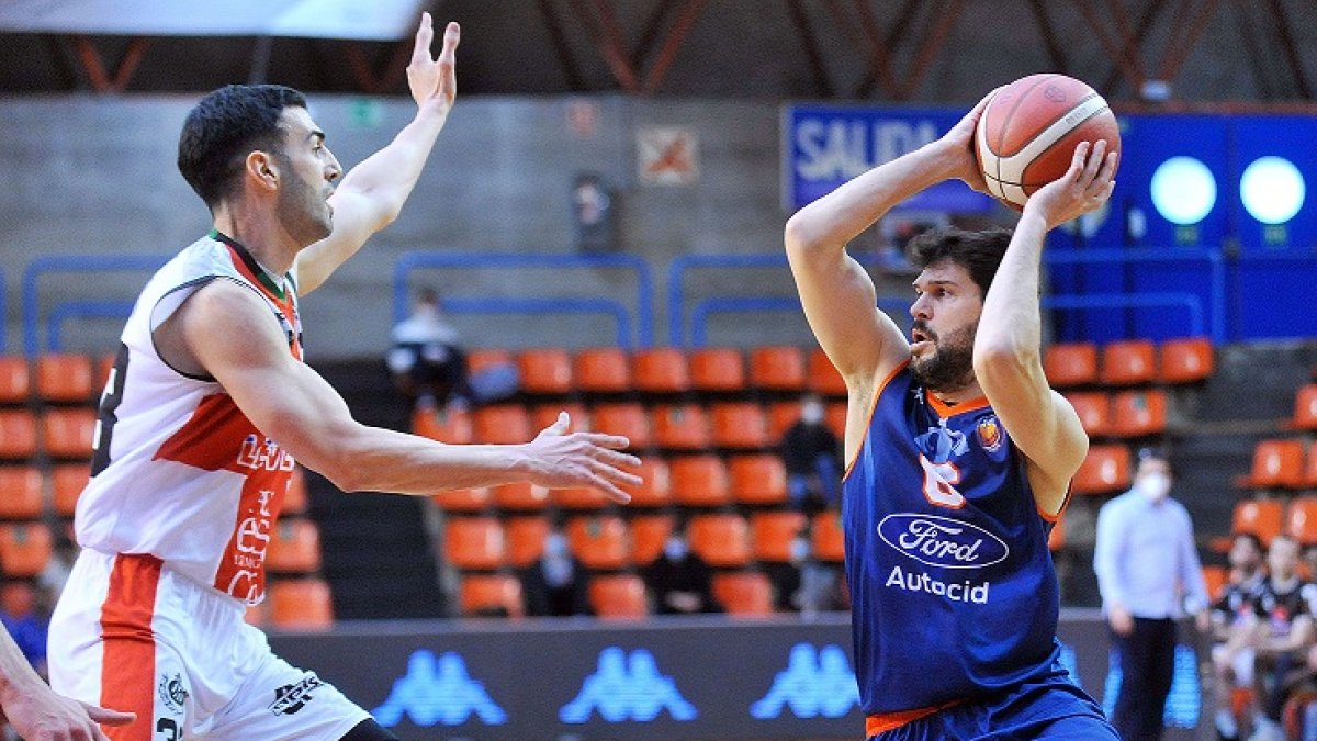 Úriz busca línea de pase. TOMÁS ALONSO