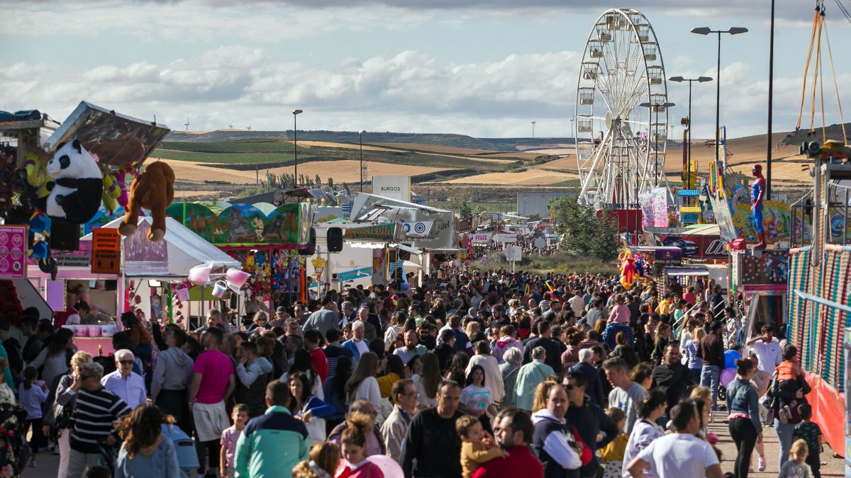 La Feria de Atracciones desplegará sus barracas en la calle Valle de Mena dos o tres años hasta habilitar el recinto permanente. SANTI OTERO