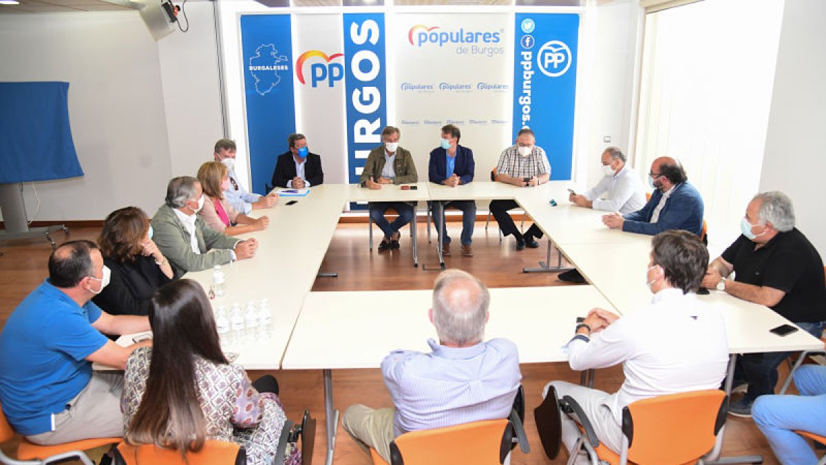 El vicesecretario de Territorial del PP, Antonio González Terol, mantuvo una reunión de coordinación sobre el inicio del curso político con la dirección provincial del Partido Popular de Burgos. ICAL