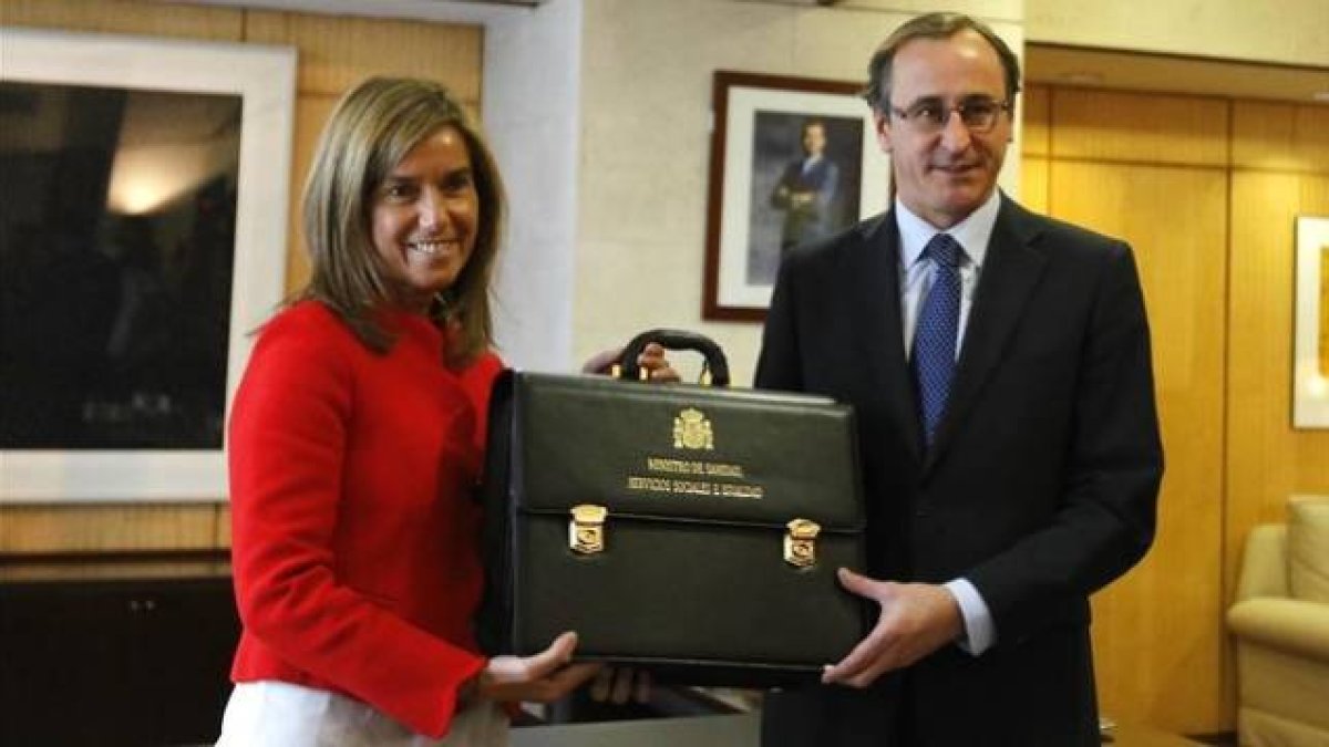 Alfonso Alonso recibe la cartera de Sanidad de manos de su antecesora en el cargo, Ana Mato.-Foto: JUAN MANUEL PRATS