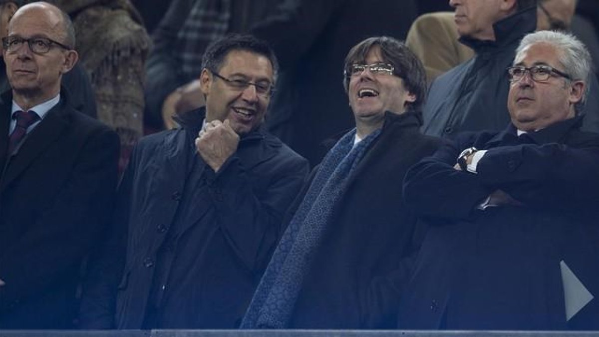 Bartomeu, presidente del Barça, y Carles Puigdemont, el president de la Generalitat, en el palco del Camp Nou en el Barça-Athletic.-JORDI COTRINA