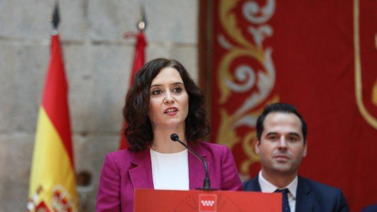 La presidenta de la Comunidad de Madrid, Isabel Díaz Ayuso, acompañada por el vicepresidente Ignacio Aguado en la celebración de los 100 días del gobierno.-EUROPA PRESS