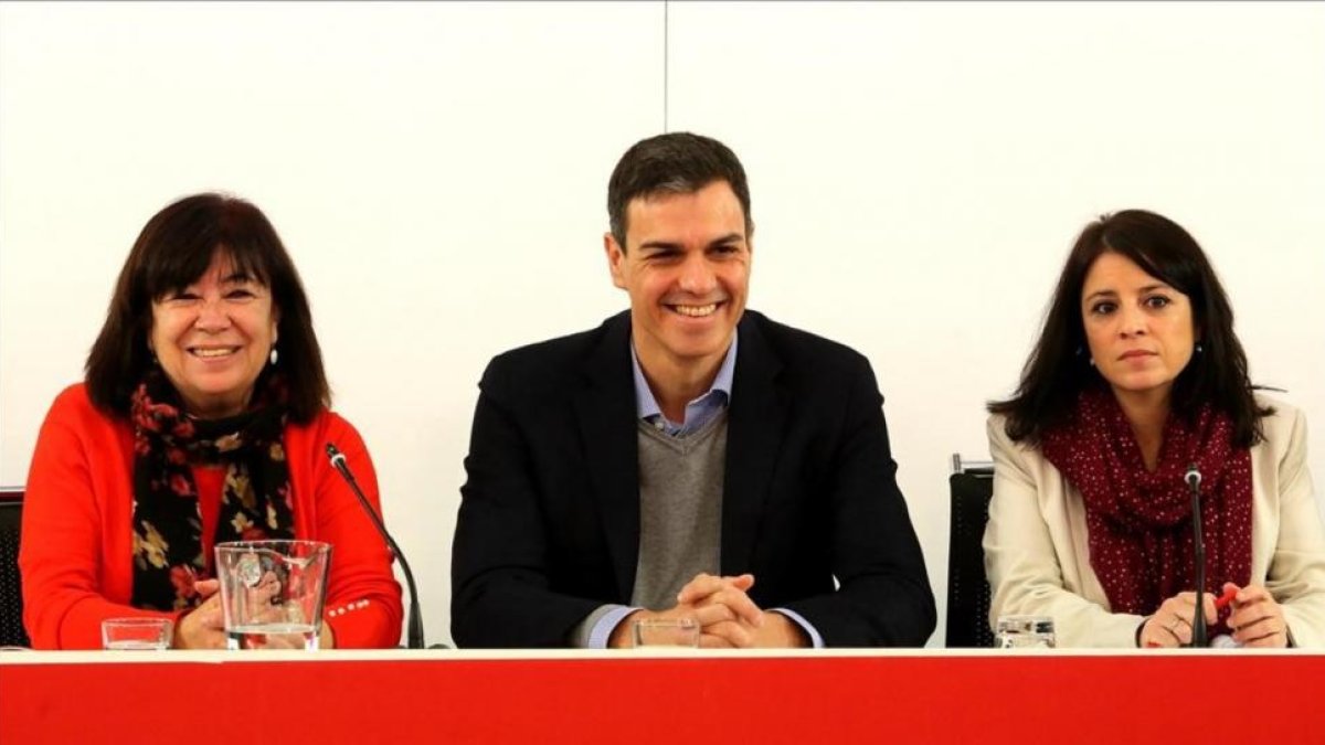 Cristina Narbona, Pedro Sánchez y Adriana Lastra, el pasado 12 de febrero en la sede del PSOE.-/ JUAN MANUEL PRATS