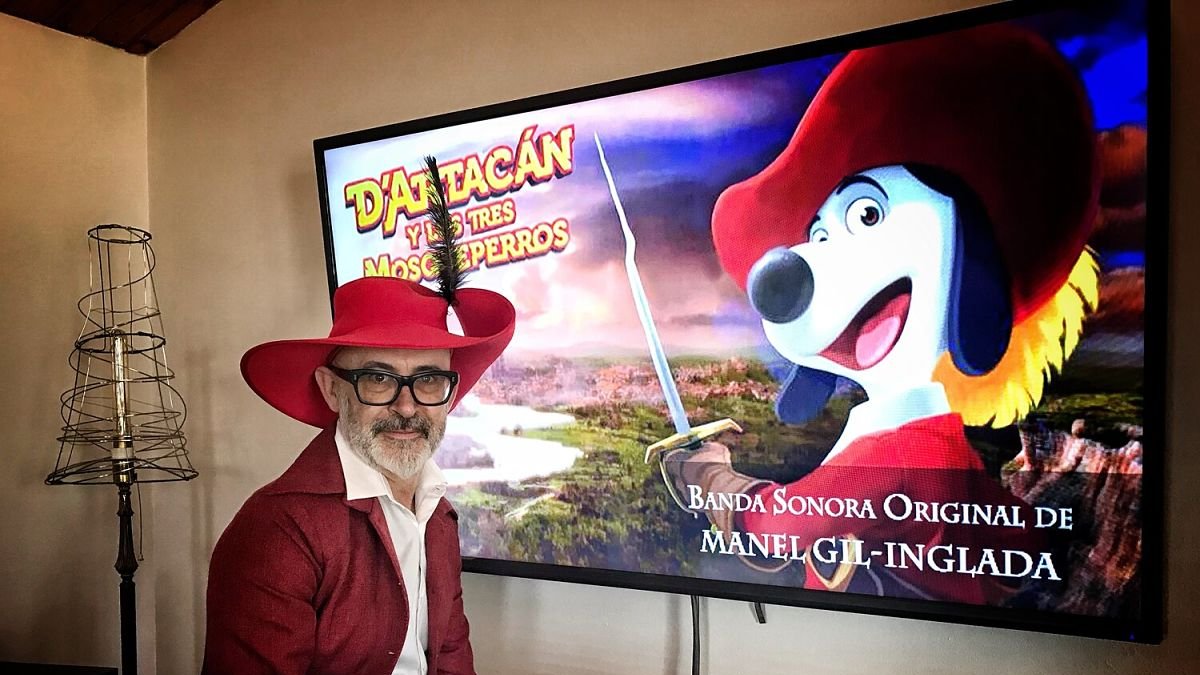 El compositor Manel Gil Inglada posa ante una imagen de D’Artacan caracterizado como el célebre mosqueperro. ECB