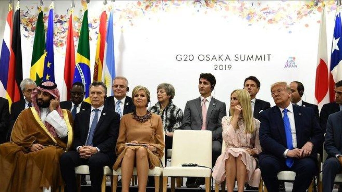 El príncipe de Arabia Saudí, Bin Salman; el presidente de Argentina, Mauricio Macri; la reina de Holanda, Máxima Zorreguita; Ivanka Trump y su padre, Donald Trump, presidente de EEUU en la jornada sobre Empoderamiento de la mujer en el marco del G-20.-BRENDAN SMIALOWSKI / AFP