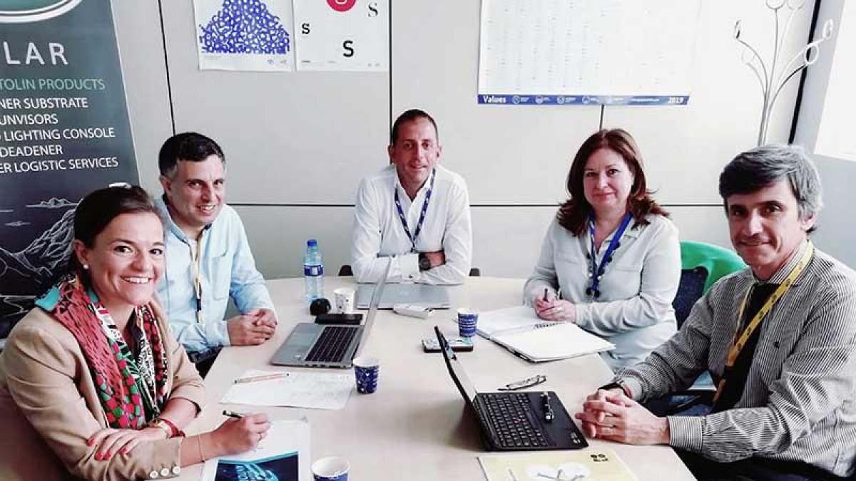 El comité técnico que evalúa los proyectos, durante una reunión.-ECB