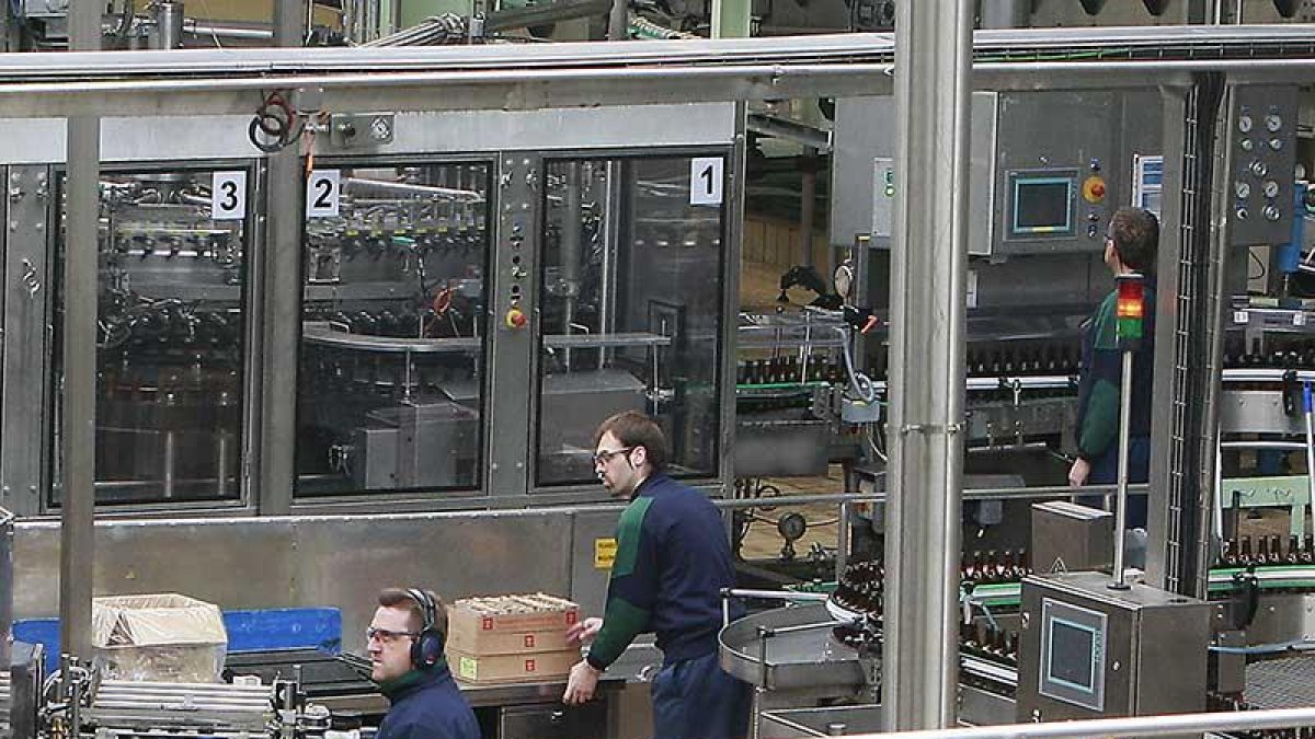 Una línea de producción atendida por dos operarios.-RAÚL G. OCHOA
