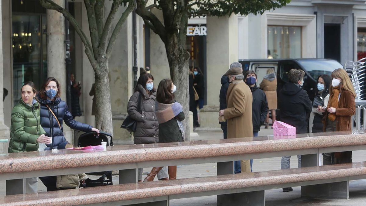 Los hosteleros recuerdan que el control de lo que se consume en la calle debe ir dirigido hacia los ciudadanos que lo hacen y no hacia el establecimiento. ISRAEL L. MURILLO