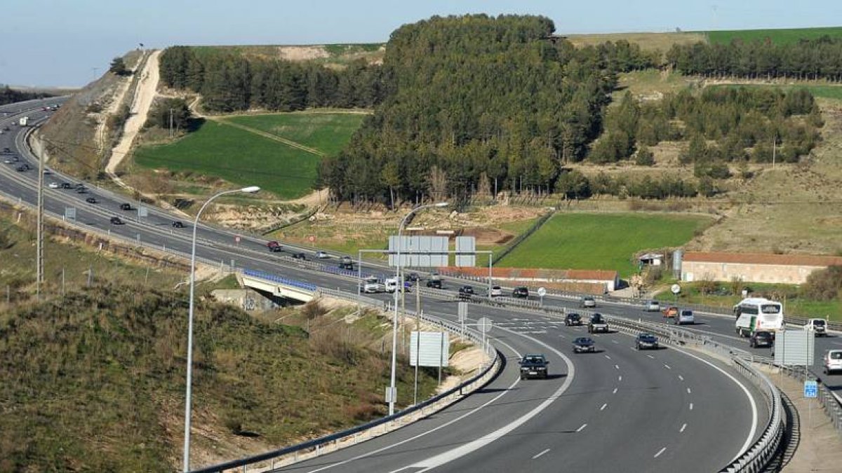 Estado del tráfico en el Nudo Landa en la tarde de ayer, durante las últimas horas de la operación retorno de las vacaciones de Semana Santa.-ISRAEL L. MURILLO