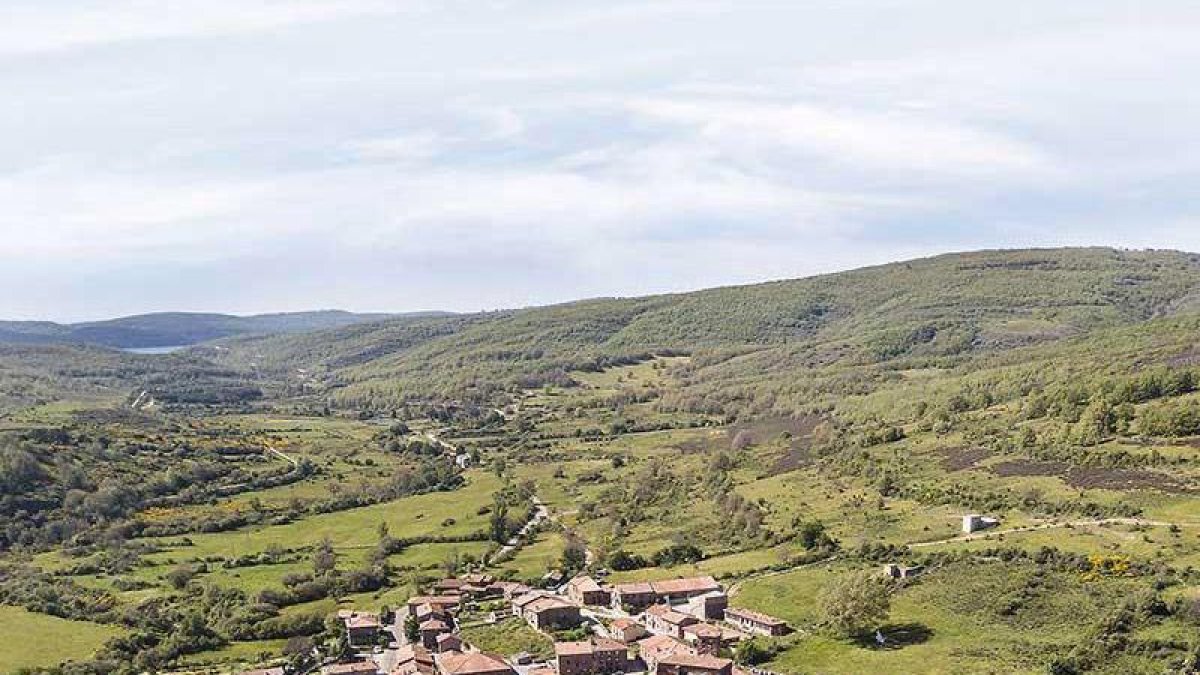 Vista panorámica de la localidad serrana de Pineda de la Sierra.-ISRAEL L. MURILLO