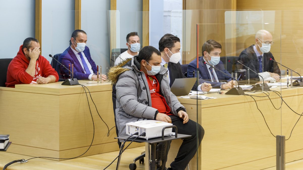 El acusado de asesinato en primer plano y los dos acusados de colaborar en ocultar el cuerpo al fondo, en los extremos. SANTI OTERO