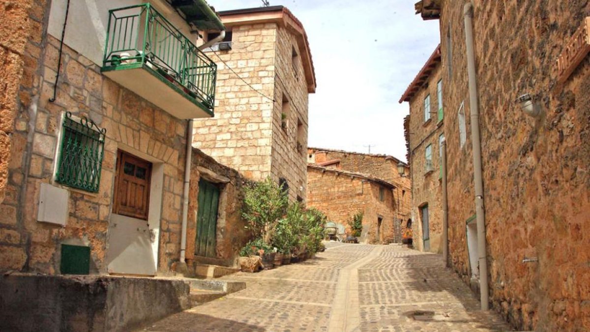 Las calles y casco urbano de Castil de Lences muestran un estado impecable.-G.G.