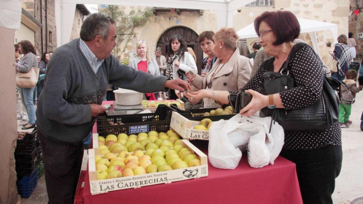 Los asistentes pudieron comprar las primeras reinetas certificadas del año.-G.G.