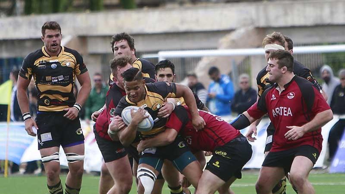 Sauls trata de avanzar ante la oposición de dos jugadores del Getxo.-RAÚL G. OCHOA