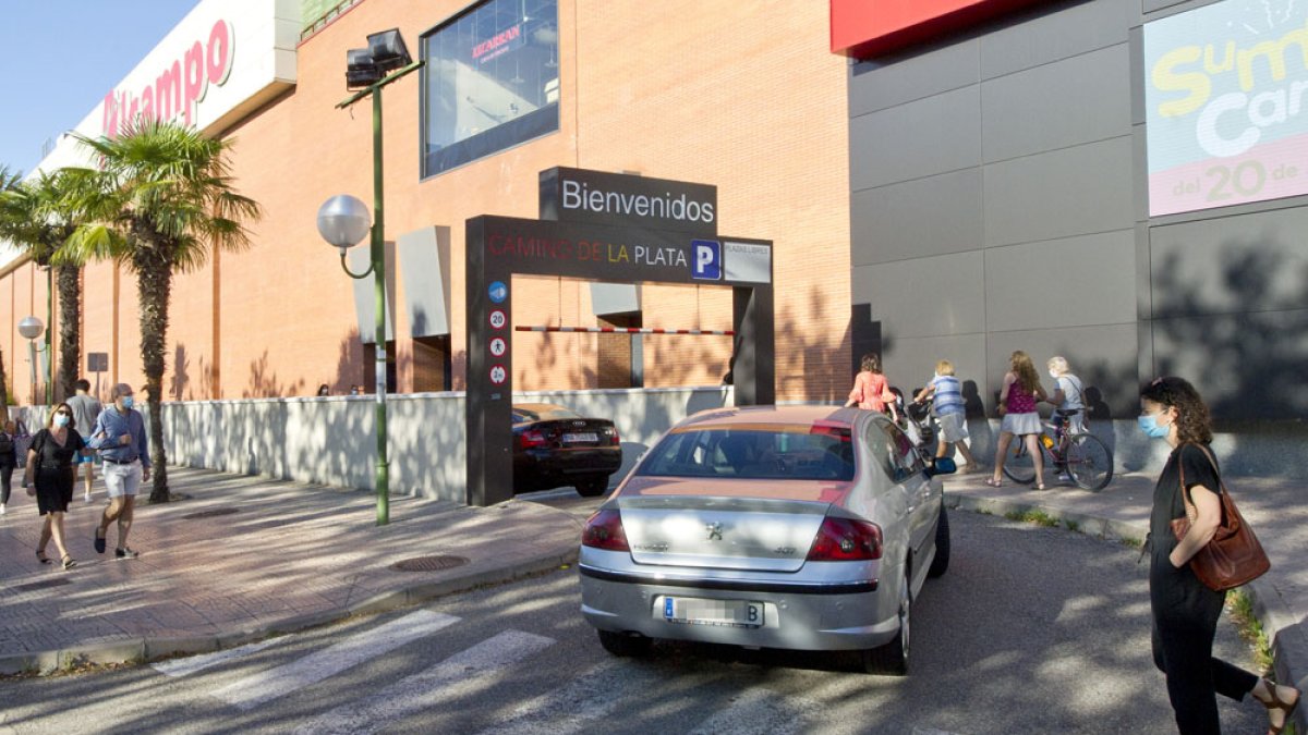 Los delincuentes actúan en las zonas de aparcamiento de los centros comerciales. ISRAEL L. MURILLO