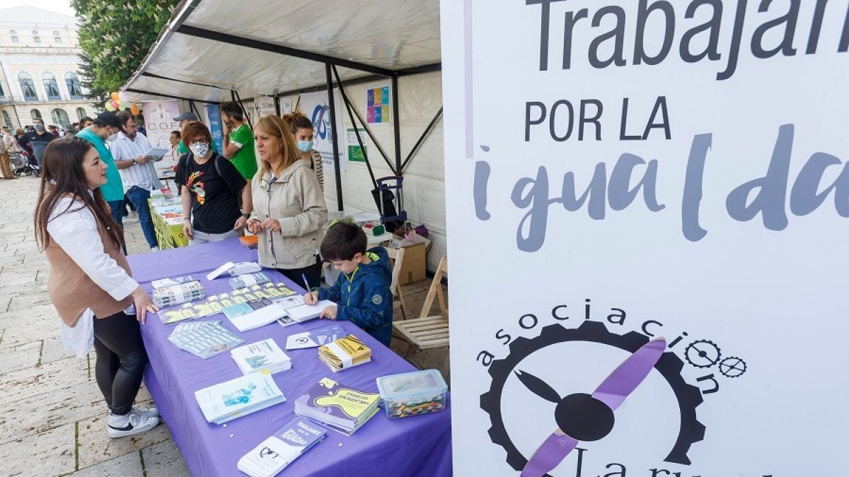 La Feria del Día de las Familias ha congregado a varias asociaciones de Burgos en el Espolón. SANTI OTERO