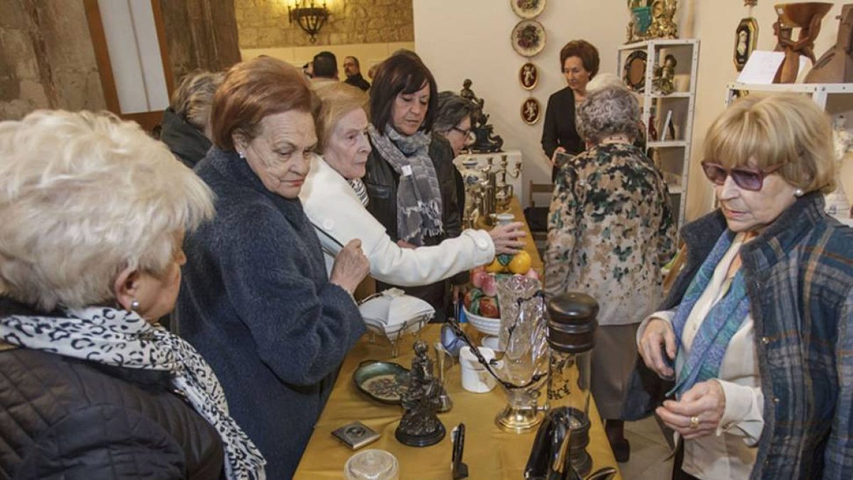 Mercadillo solidario de Manos Unidas en el Monasterio de San Juan.-SANTI OTERO