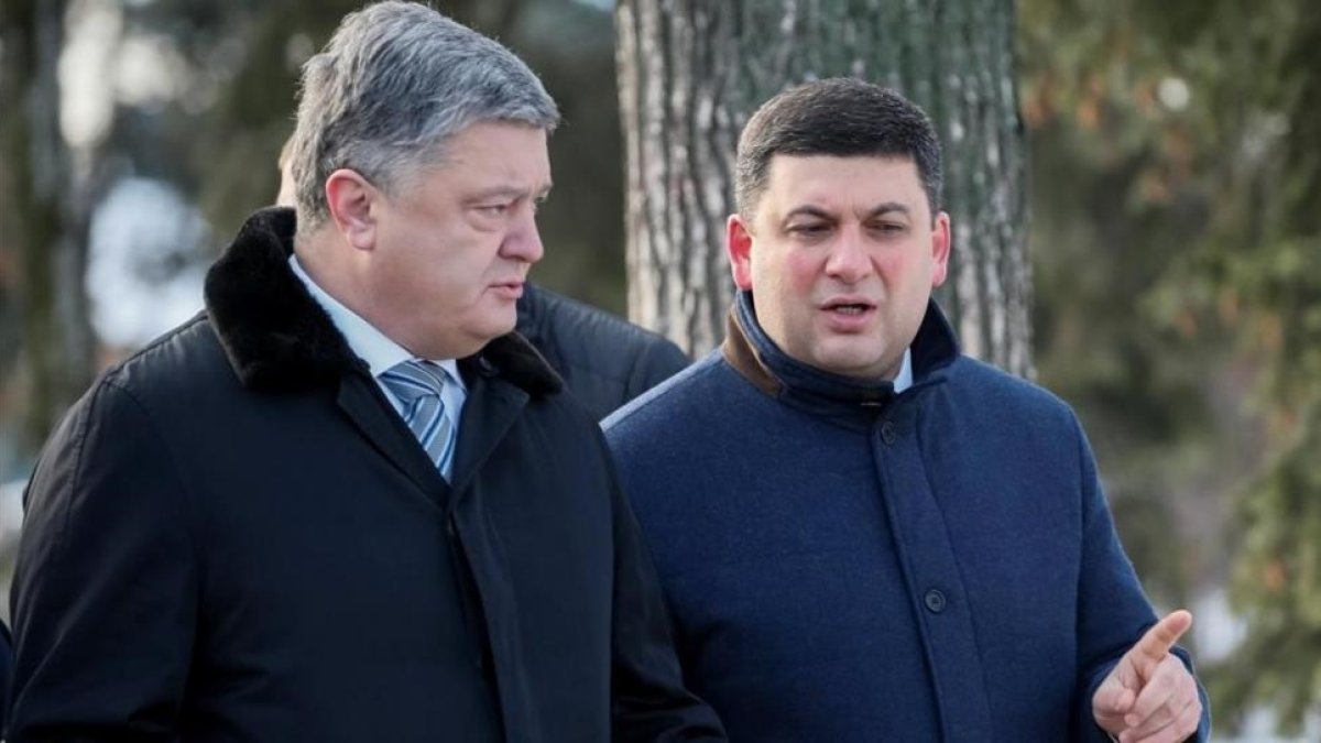 El presidente ucraniano, Petró Poroshenko, habla con el primer ministro, Vladímir Groysman, en un acto oficial celebrado en Kiev, este miércoles.-GLEB GARANICH