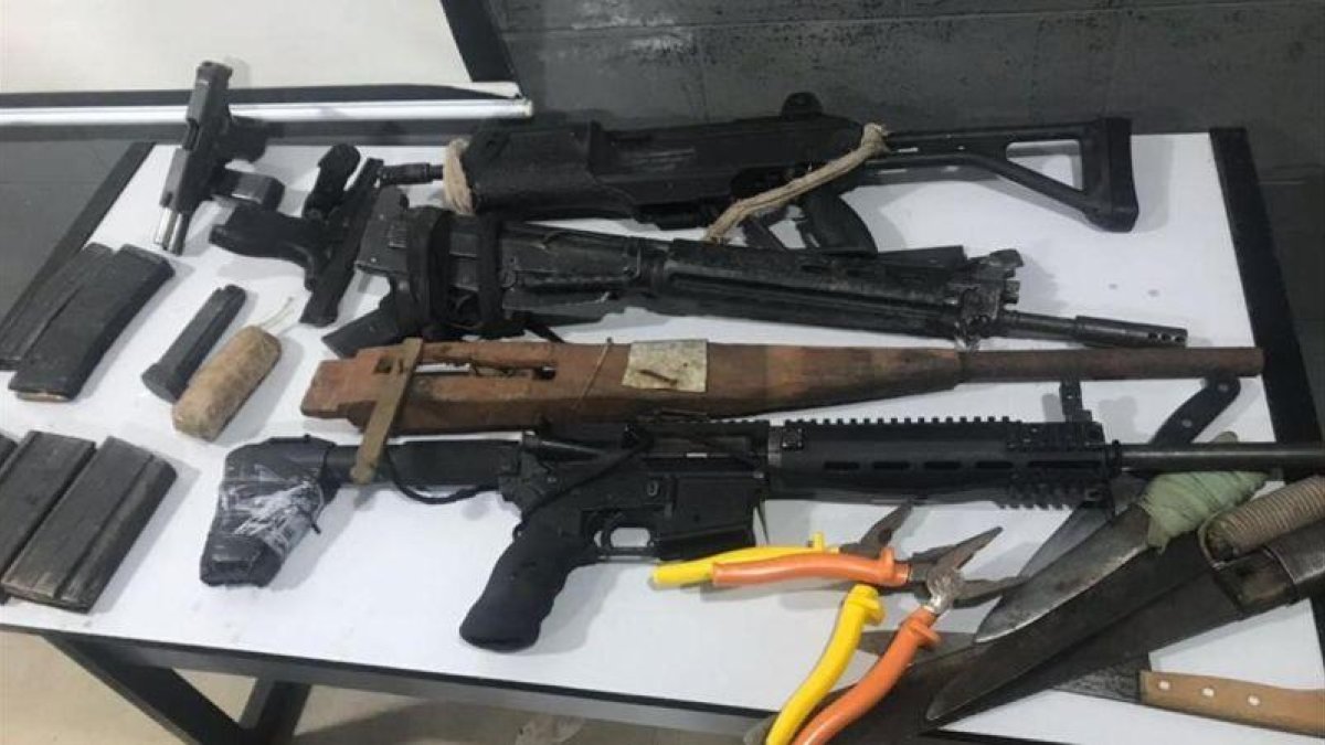 Imagen de las armas incautadas tras el intento de fuga este martes 10 de abril en el Centro de Recuperación Penitenciario de Pará, en Brasil.-EFE