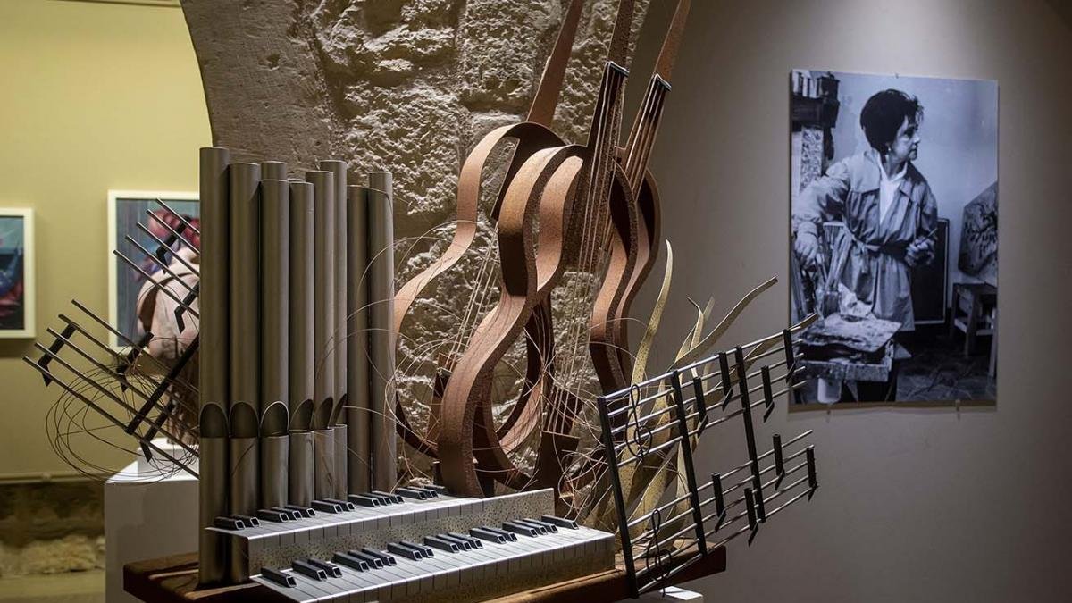 La escultura de Ana Núñez en homenaje a Rafael Frühberk se puede visitar en el Arco de Santa María.-SANTI OTERO