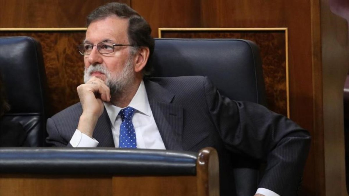El presidente del Gobierno, Mariano Rajoy, momentos antes de la votación del proyecto de Presupuestos del Estado en el pleno del Congreso de los Diputados.-JUAN MANUEL PRATS