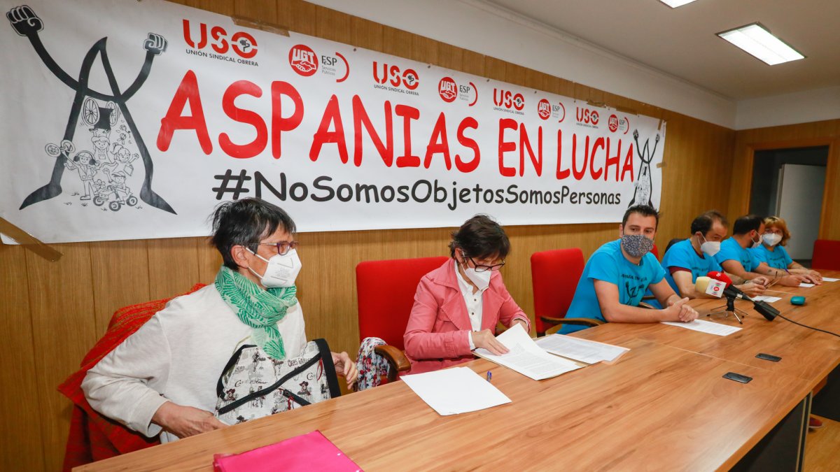 Familiares de Aspanias Cambia y representantes de los trabajadores de Aspanias, durante la rueda de prensa. TOMÁS ALONSO