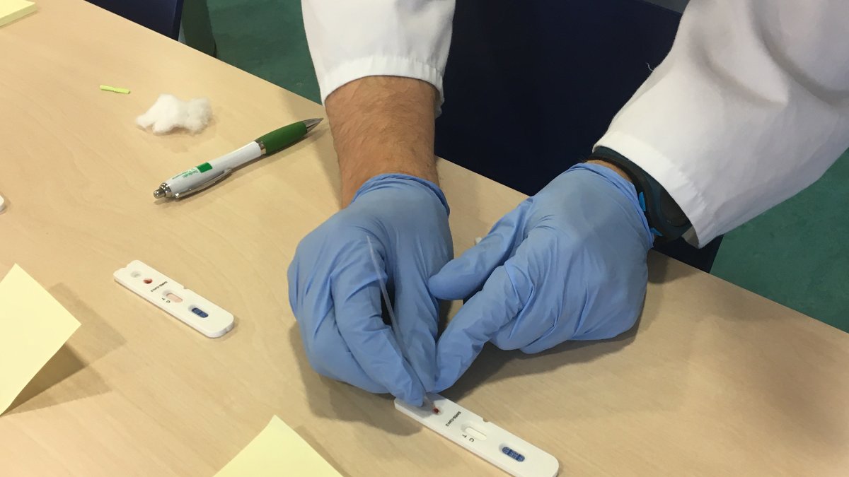 Personal sanitario se somete a la prueba del coronavirus por punción. ECB