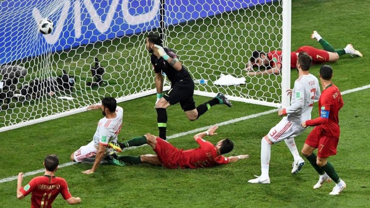 Diego Costa marca su segundo gol a Portugal.-/ AFP / JONATHAN NACKSTRAND