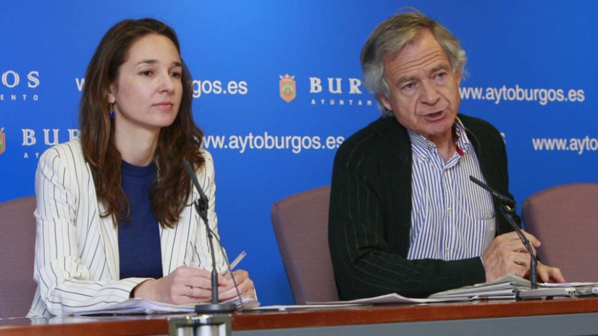 Los concejales socialistas Carmen Hernando y Luis Escribano en una imagen de archivo.-RAÚL G. OCHOA