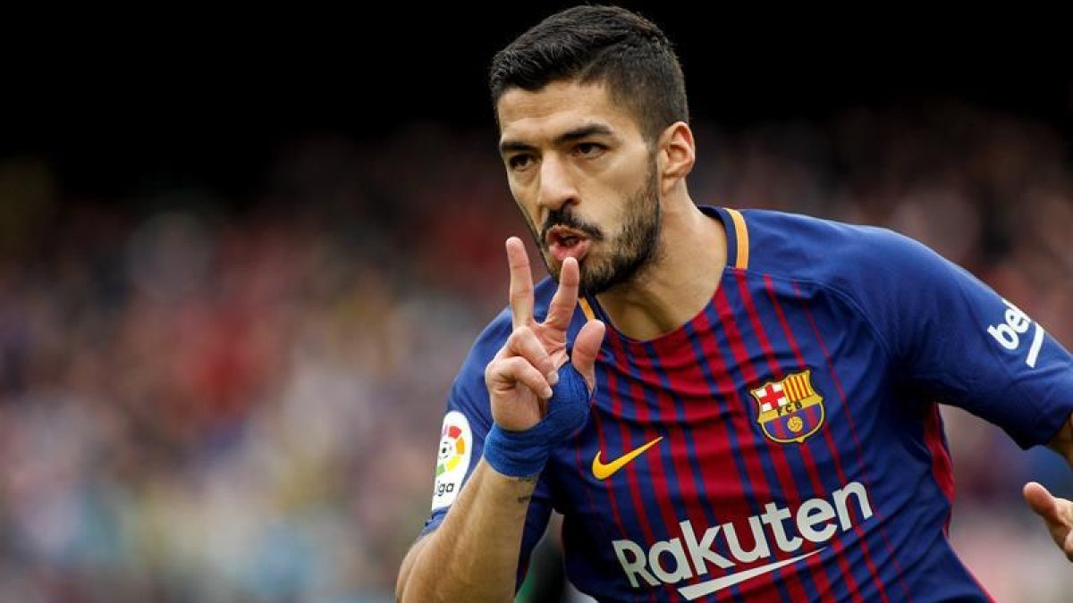 El delantero uruguayo del Barcelona, Luis Suárez, festeja el gol marcado contra el Valencia,durante el partido correspondiente a la jornada 32 de LaLiga disputado en el Camp Nou de Barcelona.-EFE