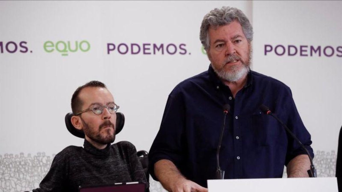 El secretario de Organización de Podemos,  Pablo Echenique,  y el candidato de Equo a las elecciones generales,  Juantxo López Uralde.-JUAN CARLOS HIDALGO (EFE)