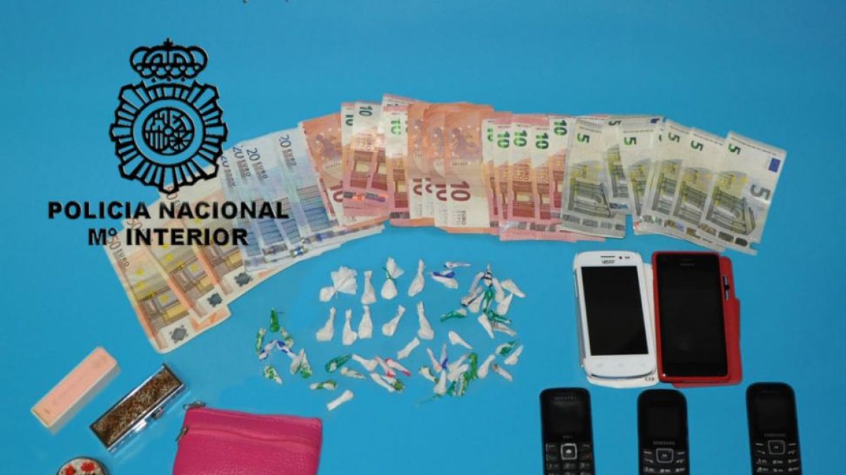 Material incautado a los detenidos.-ECB