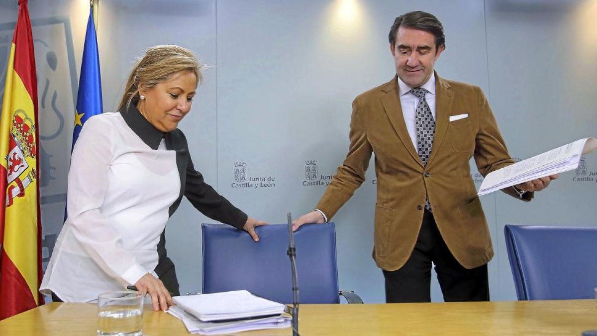 La vicepresidenta y portavoz, Rosa Valdeón, informa de los acuerdos del Consejo de Gobierno junto al consejero de Fomento, Juan Carlos Quiñones.-ICAL