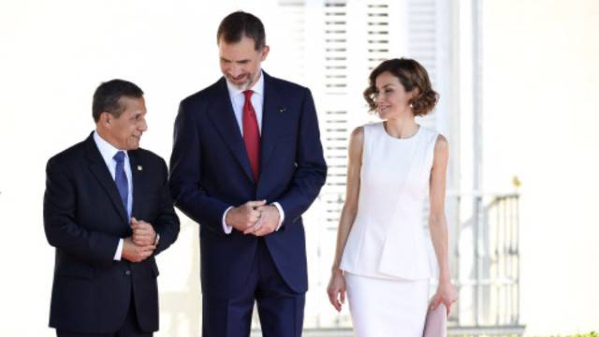 El Rey Felipe VI y la Reina Letizia junto al presidente del Perú, Ollanta Humala.-Foto: GSR