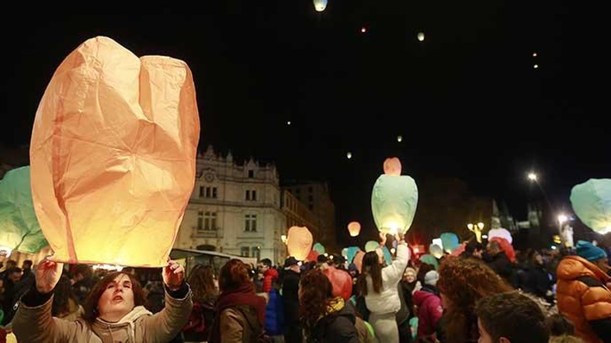 El lanzamiento de farolillos es una tradicional y mágica actividad navideña casi tradicional. Pero tiene un objetivo humanitario.