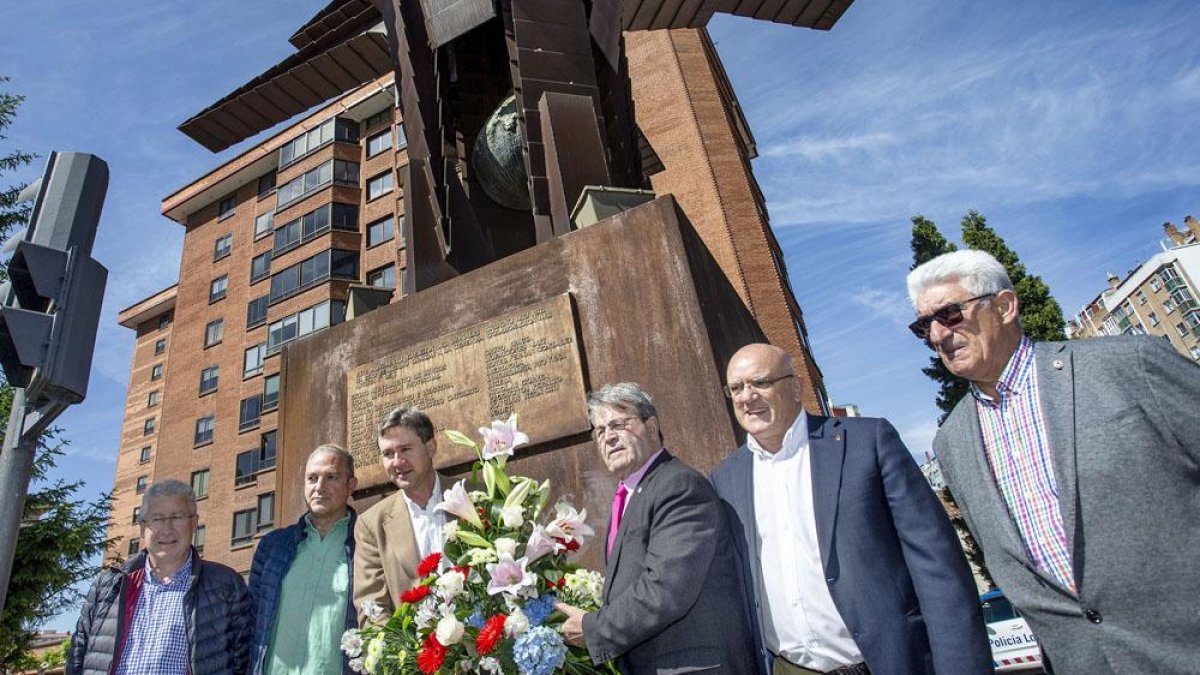 En el centro, Javier Lacalle y Francisco del Amo, en la ofrenda floral en la escultura a los donantes-SANTI OTERO