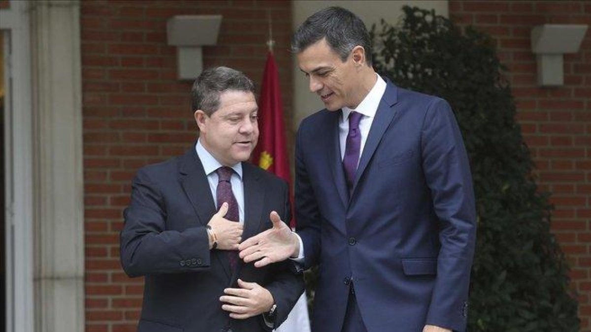 Emiliano García Page y Pedro Sánchez, en octubre del 2018 en la Moncloa.-DAVID CASTRO