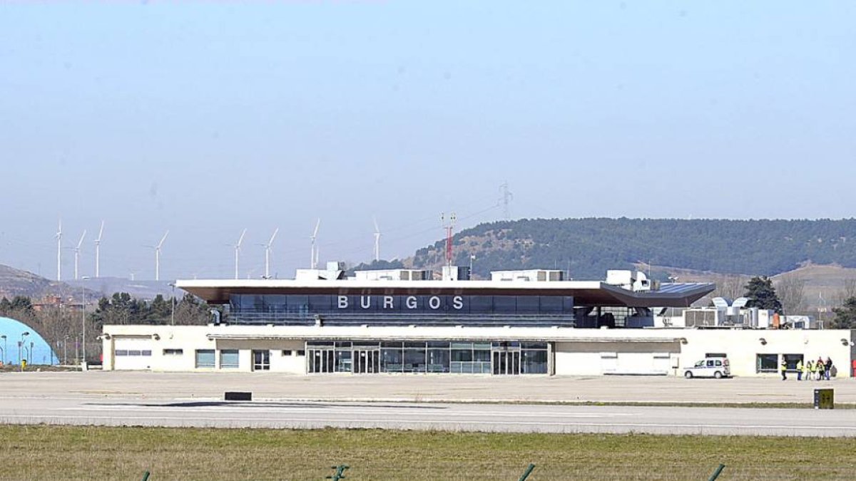 Imagen exterior del aeropuerto.-ISRAEL L. MURILLO