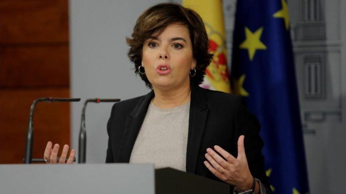 La vicepresidenta del Gobierno, Soraya Sáenz de Santamaría, en rueda de prensa.-JUAN MANUEL PRATS